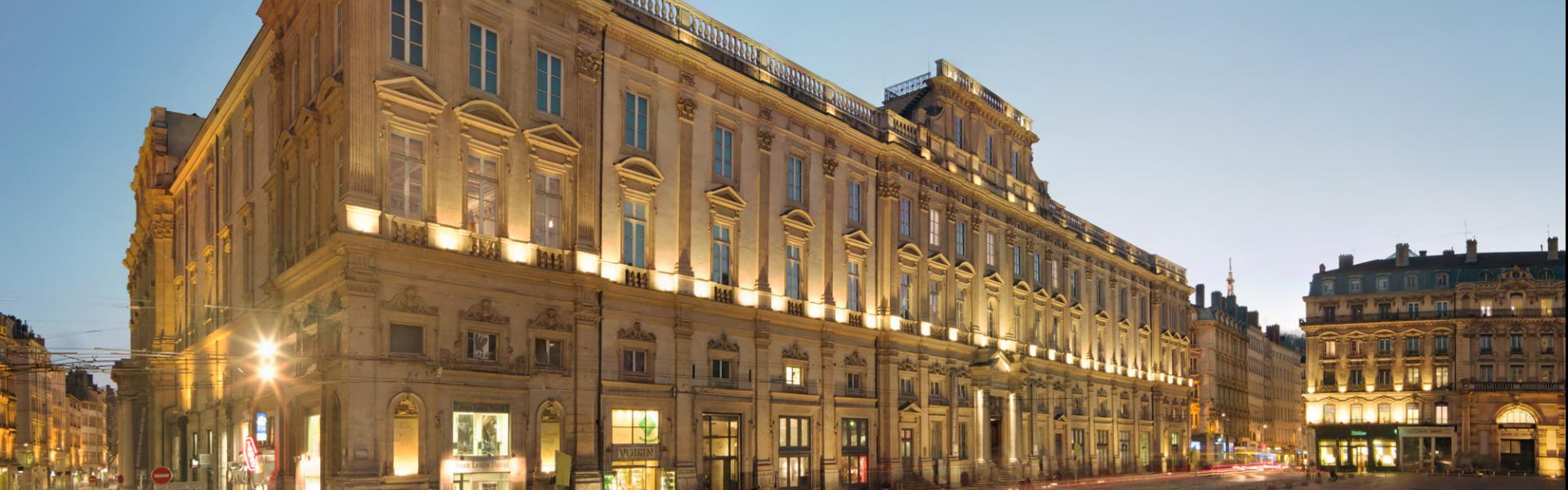 façade du musée de nuit, place des Terreaux
