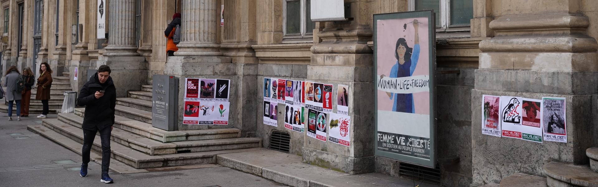 Collage d'affiches en soutien à l'Iran