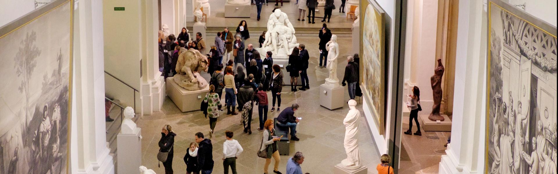 visiteurs dans la chapelle