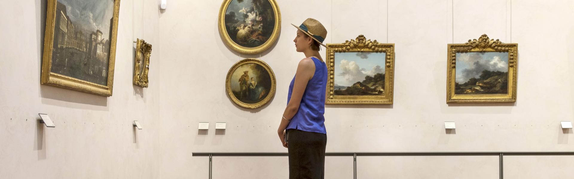 Visiteuse dans les salles de peintures