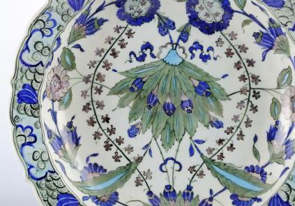Iznik, Turquie, Plat à marli chantourné, vers 1555.
