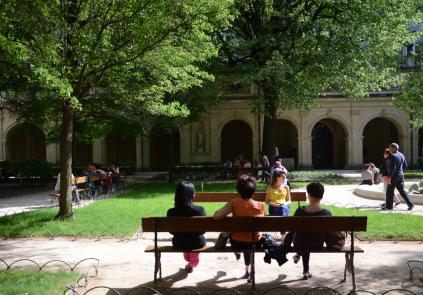 Des visiteurs dans le jardin