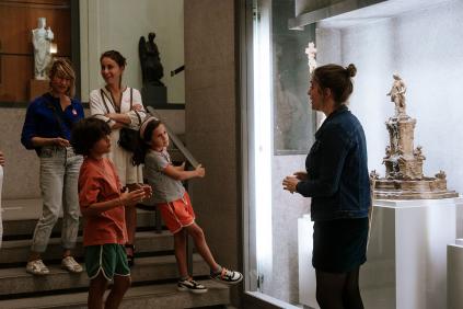 Des visiteurs dans le musée