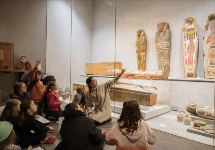 Des visiteurs dans les collections