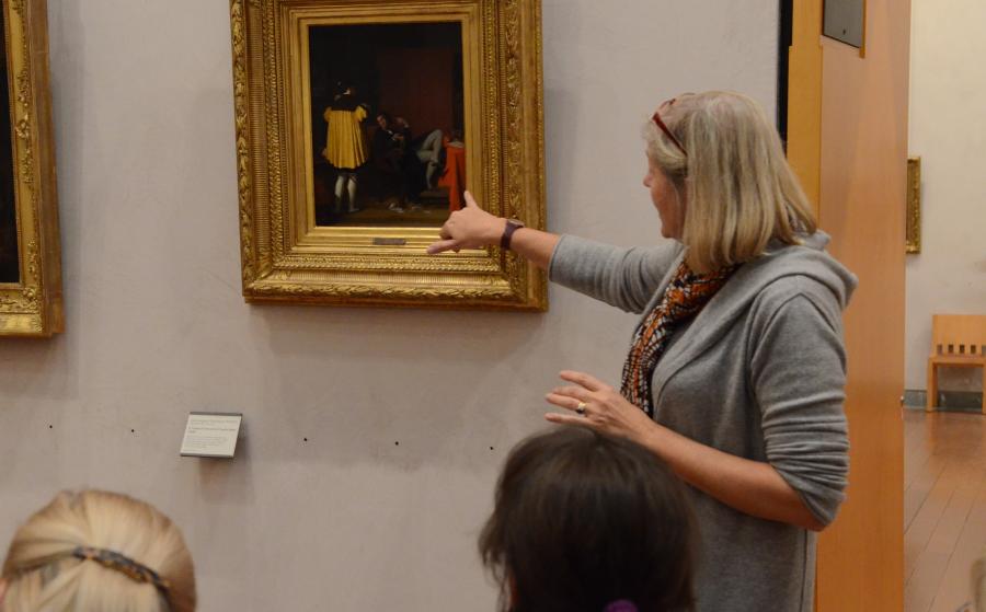 une médiatrice en visite devant le tableau du peintre Ingres
