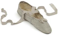 Chaussure de Juliette Récamier, époque Restauration, taffetas de soie lilas, Paris, Les arts décoratifs, musée de la mode et du textile.
