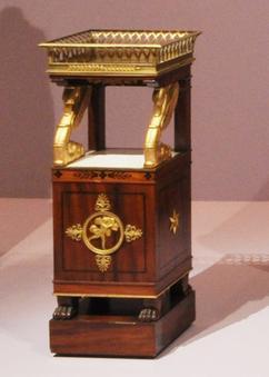 Attribué à Jacob frères, Table de nuit avec jardinière, acajou, ébène, bronze doré et marbre blanc, collection privée.