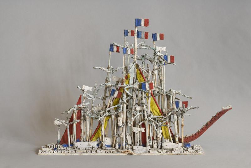 Armand Avril (né en 1926), Barque des morts. 2010. Bois et tissus peints © Collection Meynet  -Photo Louis Houdus.