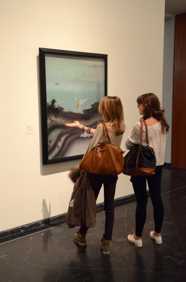 Visiteurs devant un tableau de Tanguy