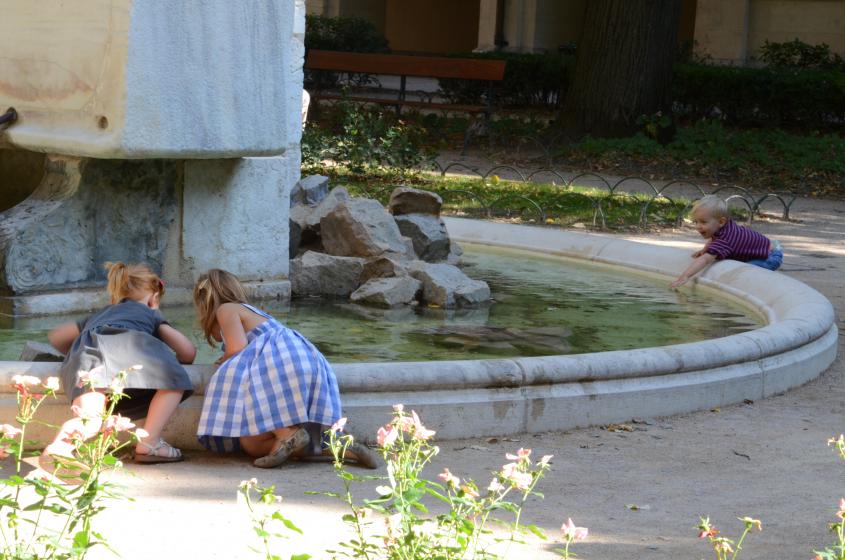 Enfants autour de la fontaine du jardin
