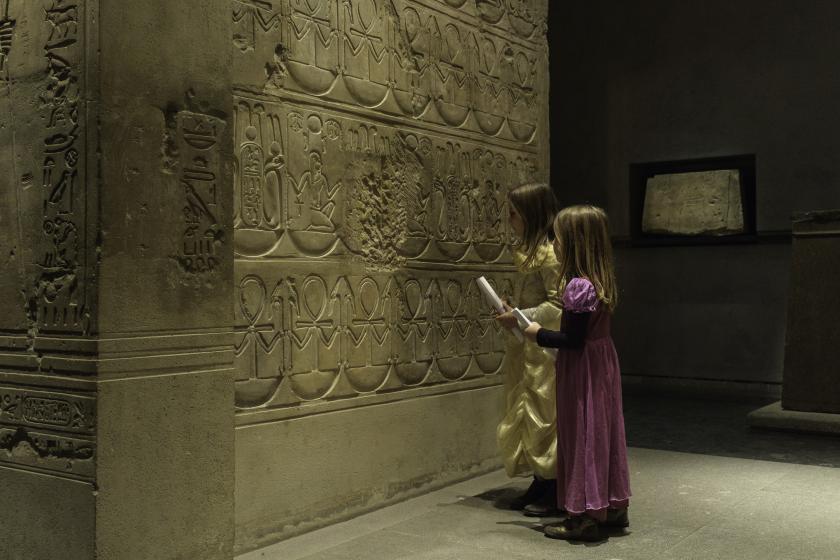Enfants devant les portes de Medamoud