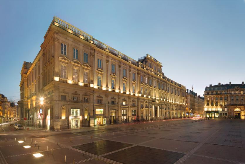 facade musée nuit