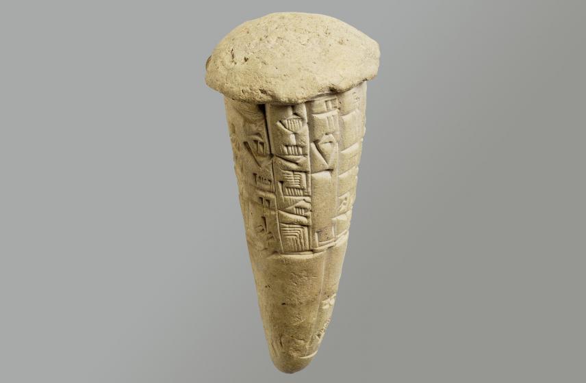 Ce clou de fondation porte la dédicace, inscrite en caractères cunéiformes, du souverain à la divinité : "Pour Ningirsu, le héros fort d'Enlil, son roi, Gudéa, prince de Lagash, exécuta ce qui convenait, son E-ninnu, l'oiseau-tonnerre resplendissant, il construisit et il le restaura."