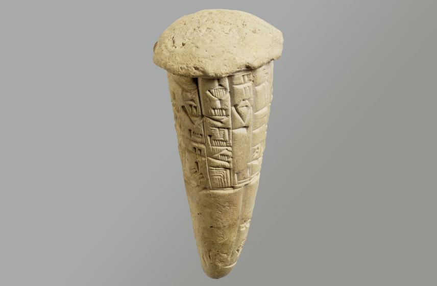 Ce clou de fondation porte la dédicace, inscrite en caractères cunéiformes, du souverain à la divinité : "Pour Ningirsu, le héros fort d'Enlil, son roi, Gudéa, prince de Lagash, exécuta ce qui convenait, son E-ninnu, l'oiseau-tonnerre resplendissant, il construisit et il le restaura." 