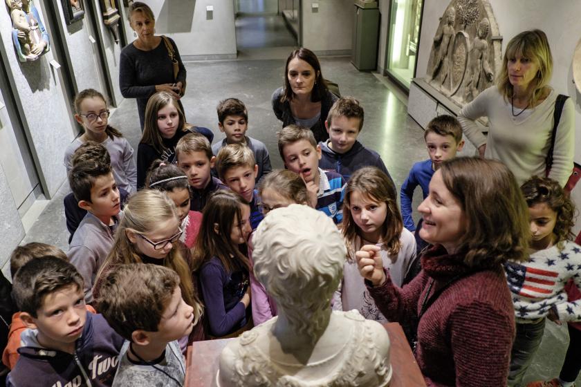 Groupe scolaire en visite