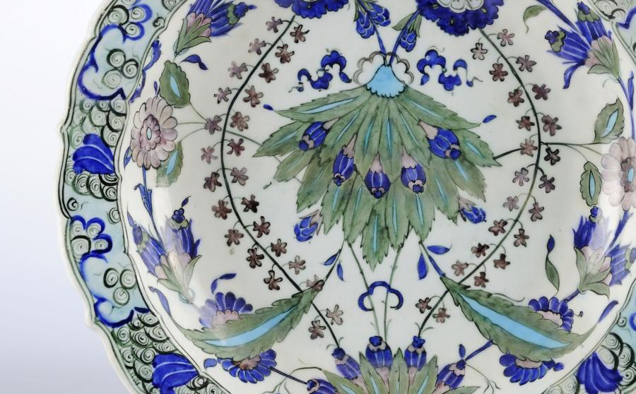 Iznik, Turquie, Plat à marli chantourné, vers 1555.