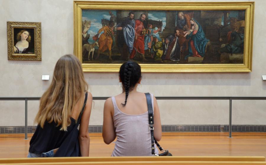 Des visiteurs dans les collections