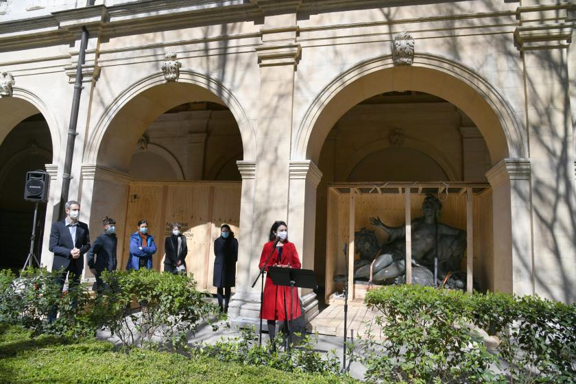 Ouverture des caisses dans le cloître du musée © Muriel Chaulet