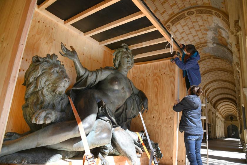 Ouverture des caisses dans le cloître du musée © Muriel Chaulet