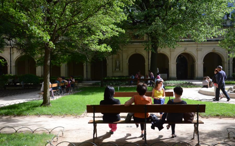Des visiteurs dans le jardin