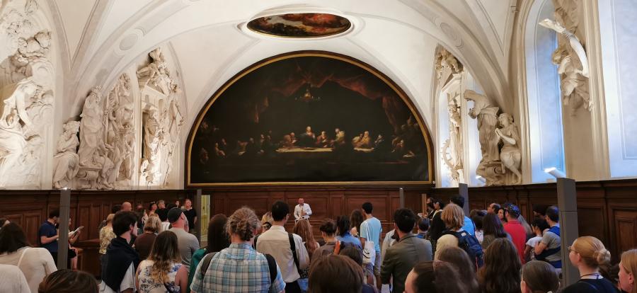 visiteurs dans le réfectoire du musée