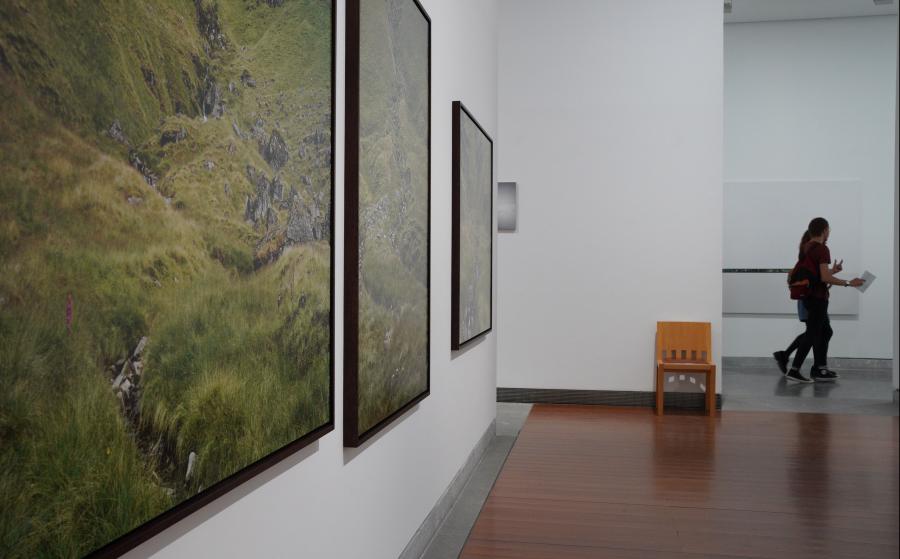 visiteurs dans l'exposition Eric Poitevin. Invité