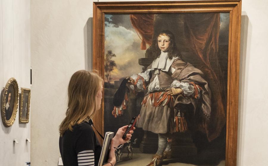 visiteuse dans le musée