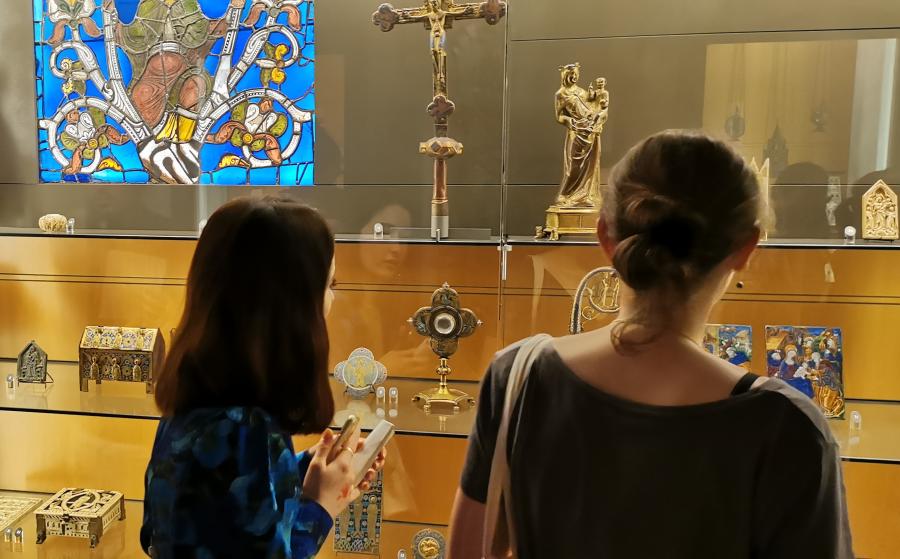 visiteurs dans le musée