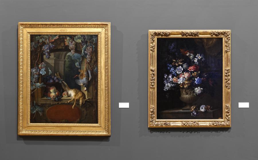 À gauche : Alexandre- François Desportes, Nature morte à la treille, 1730-1735. À droite : Monnoyer Jean-Baptiste, Fleurs dans un vase, 1680-1690. Lyon, Musée des Beaux-Arts. 16e Biennale d' art contemporain de Lyon, Musée d’art contemporain – macLYON