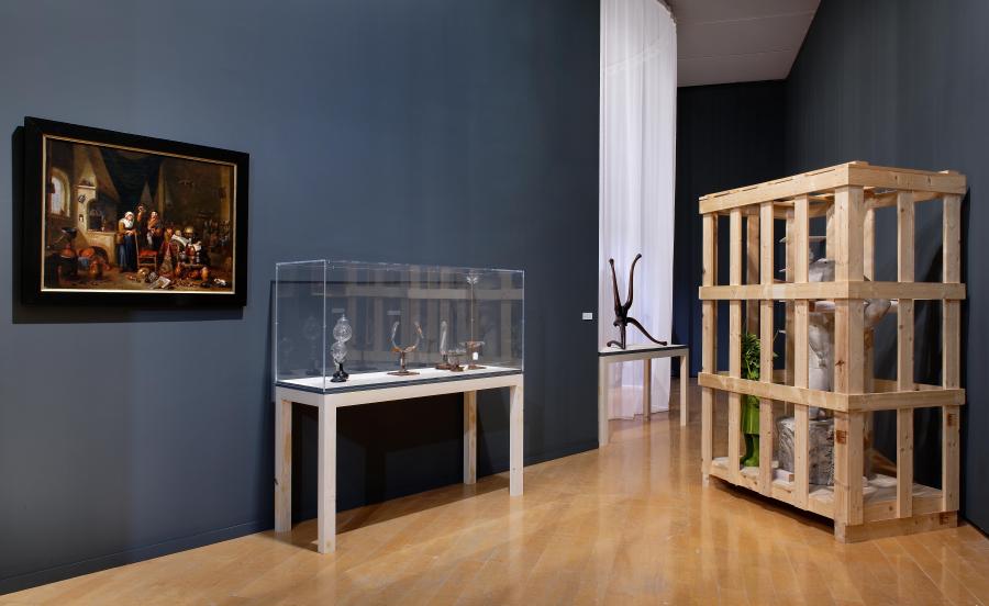 À gauche : David Tenier le Jeune, Un alchimiste, La consultation médicale, vers 1630-1690. Musée des Beaux-Arts de Lyon. 16e Biennale d'art contemporain de Lyon, Musée d' art contemporain – macLYON 