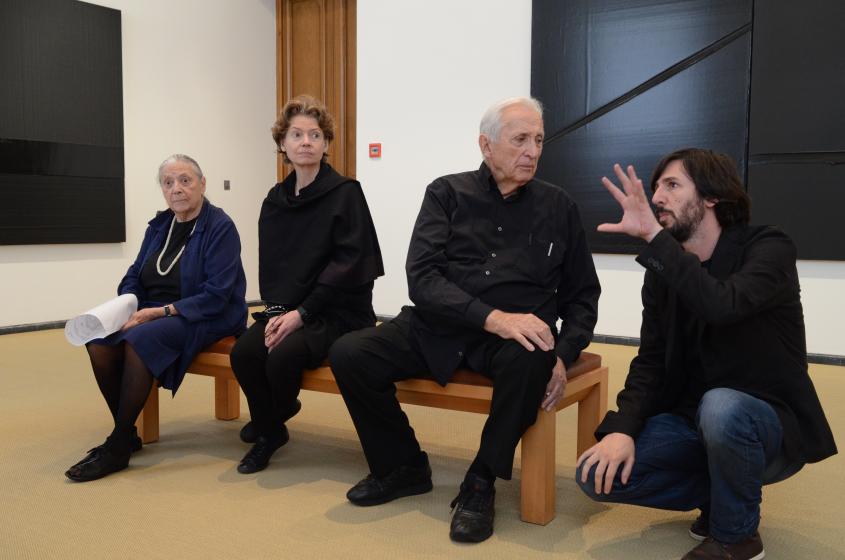 Pierre Soulages au musée des Beaux-Arts lors de l'exposition "Soulages XXIe siècle"