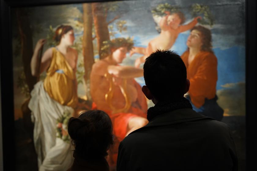 visiteurs dans l'exposition poussin et l'amour