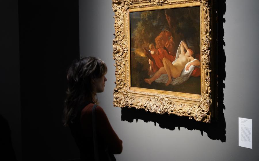 Un visiteur dans l'exposition Poussin et l'amour