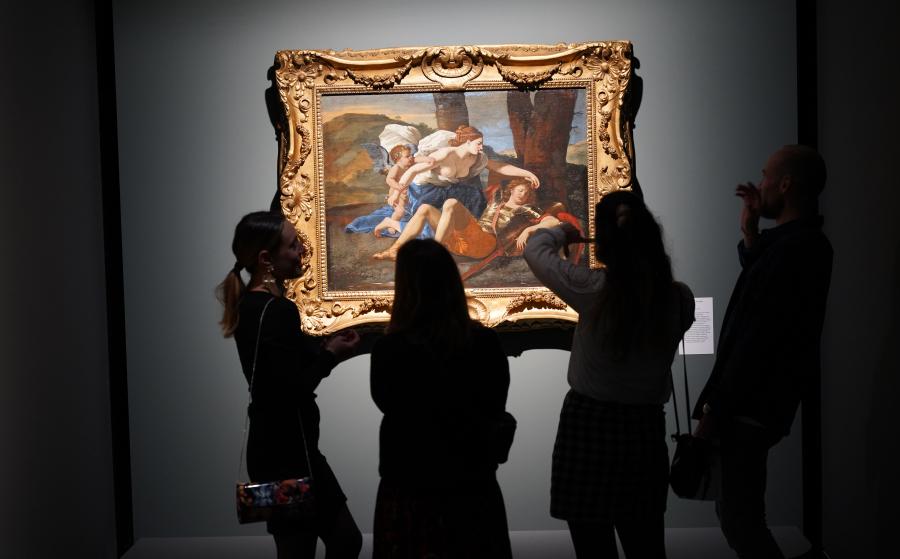 Des visiteurs devant une oeuvre de Poussin