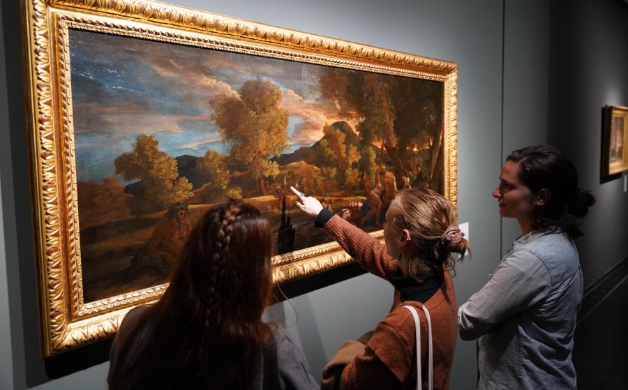 Des visiteurs dans l'exposition Poussin et l'amour