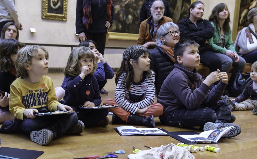 Des enfants devant une oeuvre