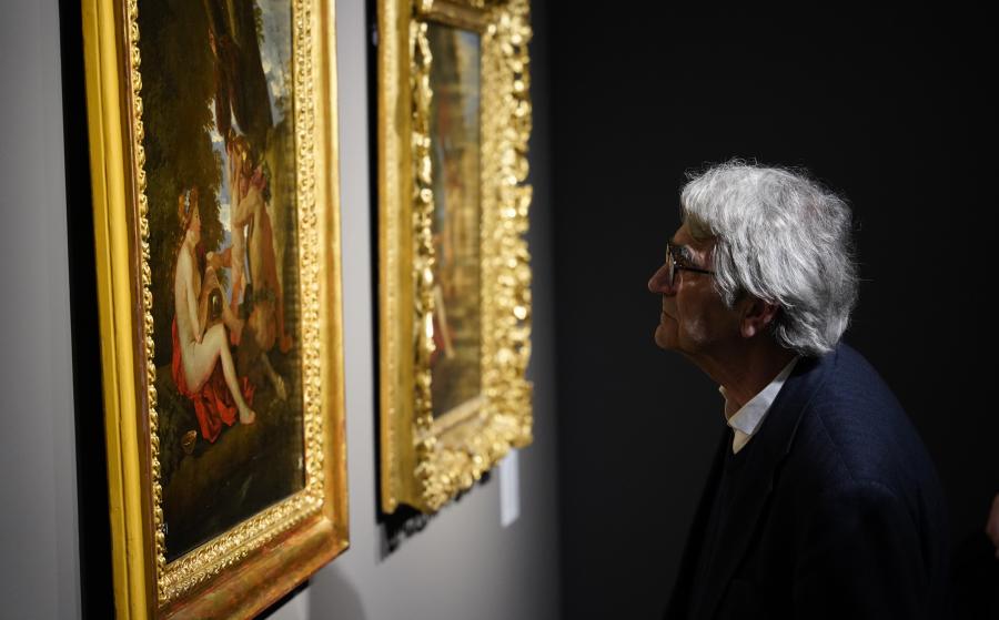 Un visiteur dans l'xposition poussin