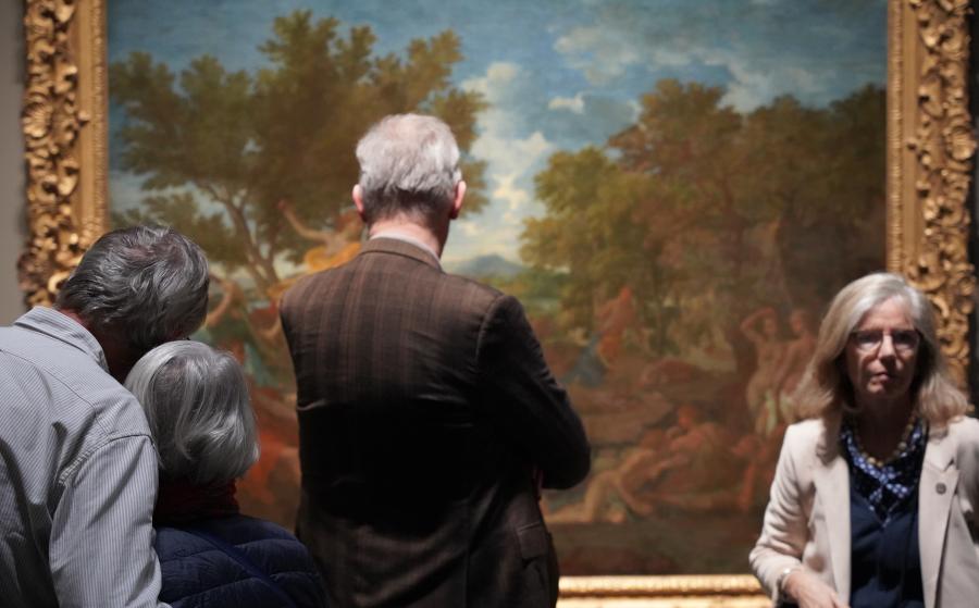 Des visiteurs dans l'exposition Poussin et l'amour