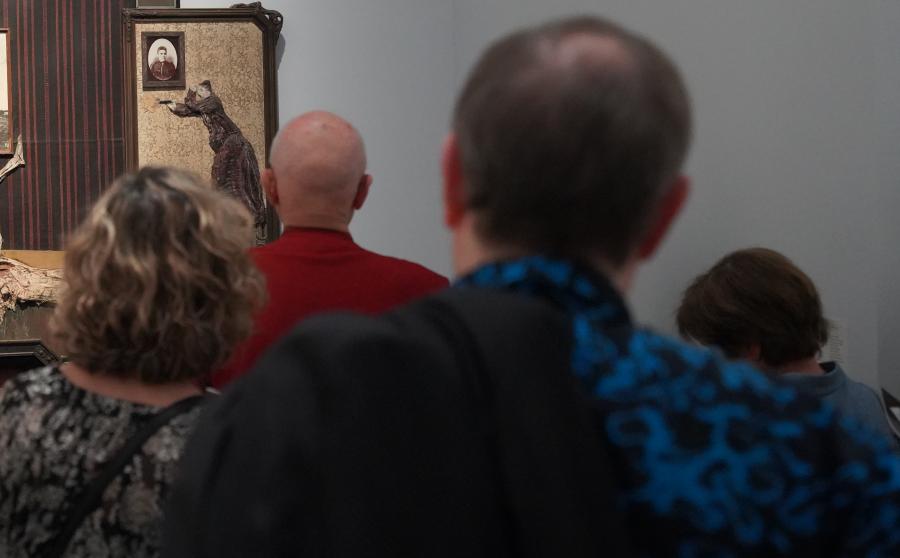 Des visiteurs dans l'exposition Robert Guinan