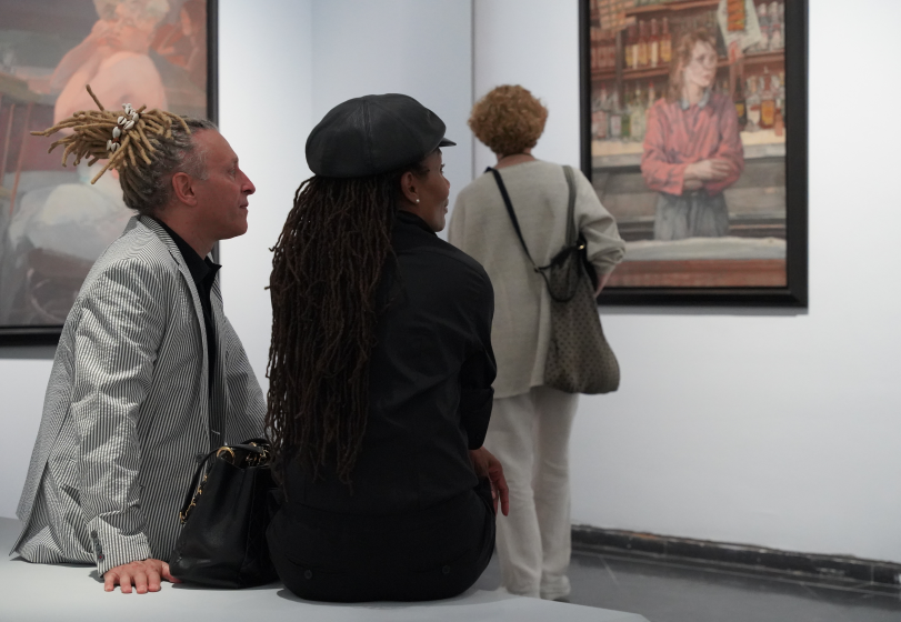 Des visiteurs dans l'exposition Robert Guinan
