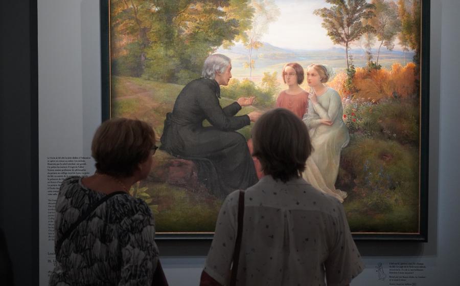 Des visiteurs dans l'exposition Louis Janmot. Le Poème de l'âme