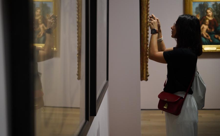 Un visiteur dans l'exposition Louis Janmot. Le Poème de l'âme