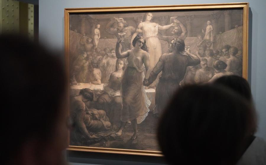 Des visiteurs dans l'exposition Louis Janmot. Le Poème de l'âme