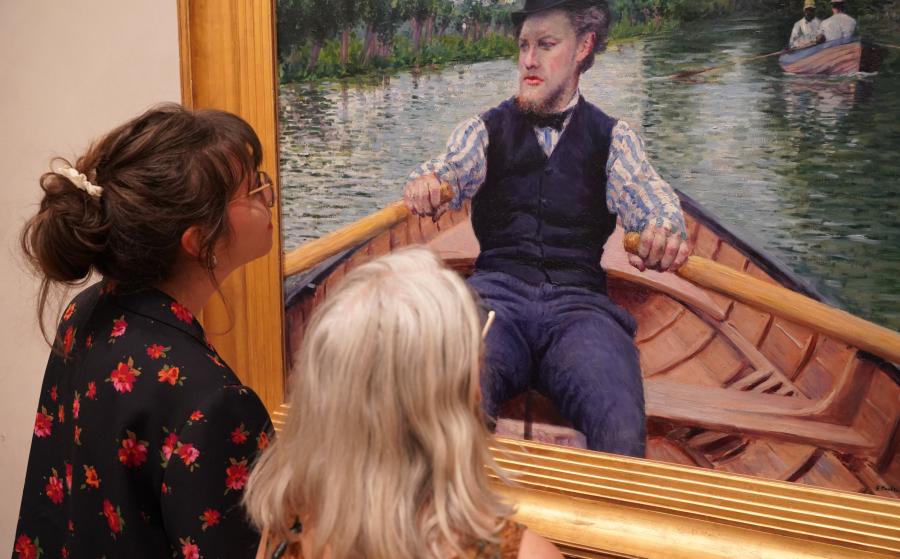 Des visiteurs devant "Partie de bateau" de Gustave Caillebotte