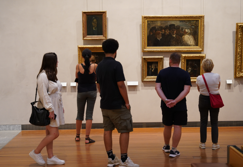 Des visiteurs dans les collections