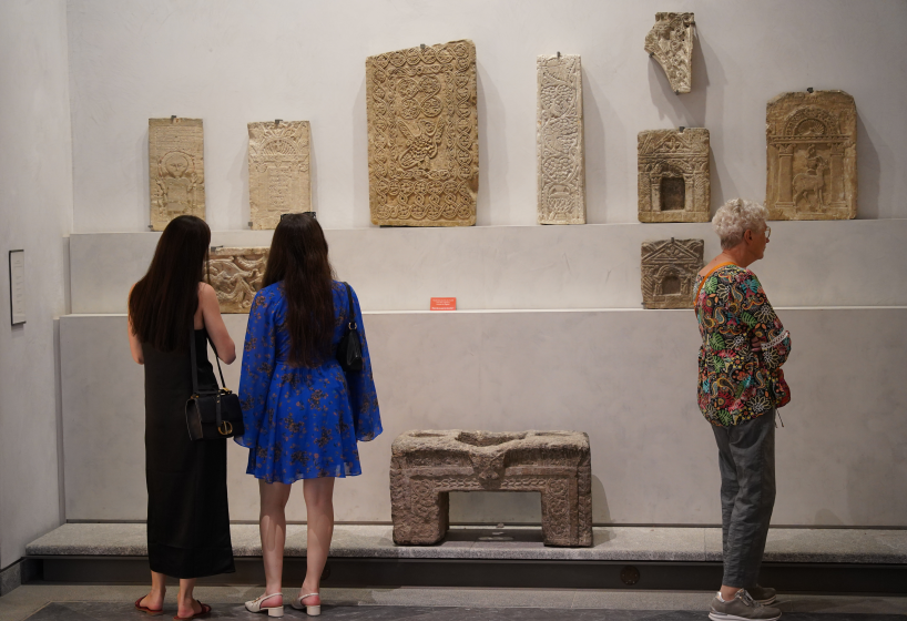 Des visiteurs dans les collections
