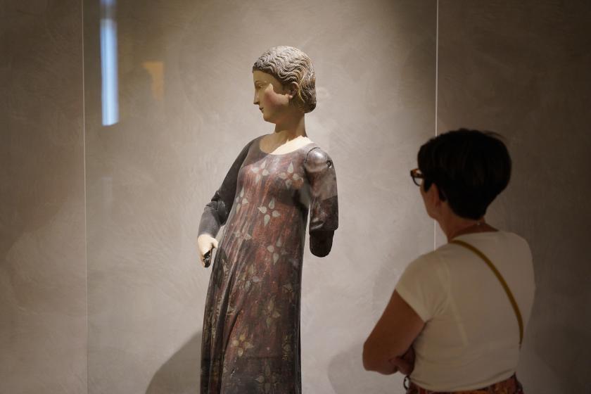 Des visiteurs dans les collections