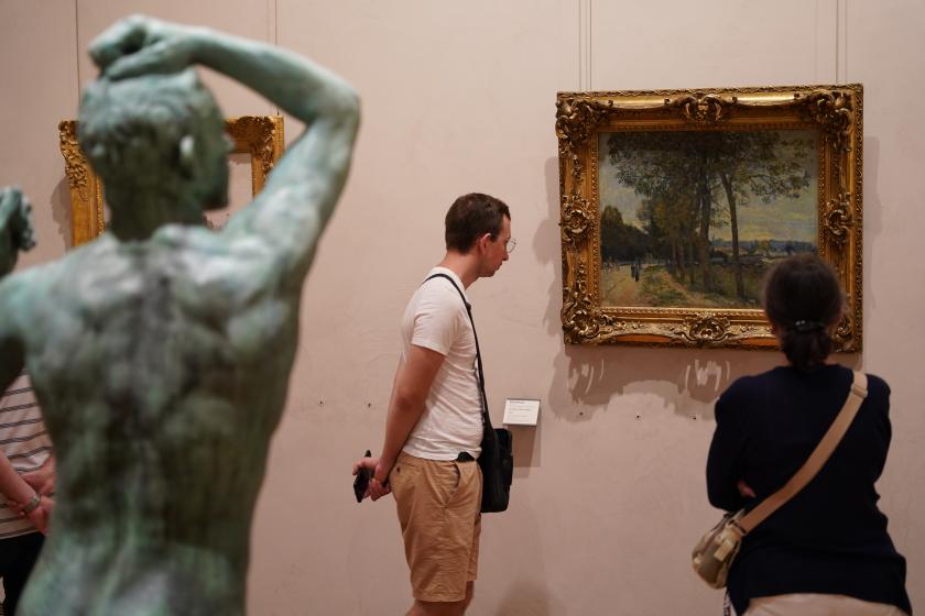 Des visiteurs dans les collections