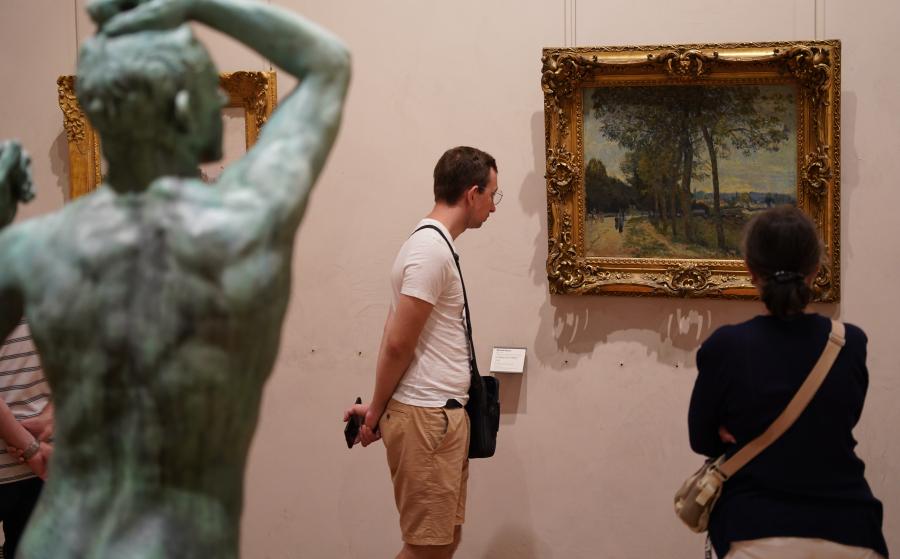 Un visiteur dans l'aile des impressionnistes 