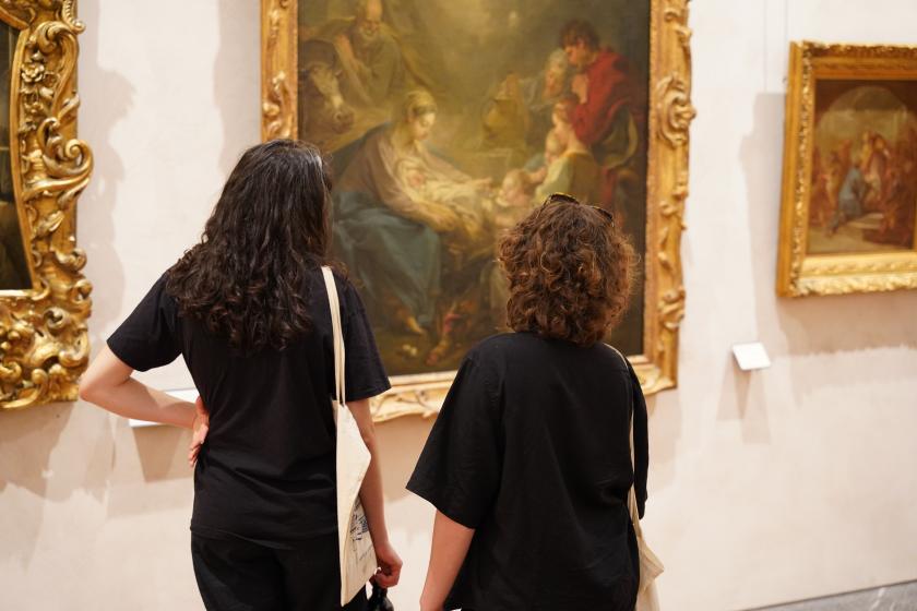 Des visiteurs dans les collections